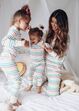 Mães, filhos, pijamas iguais 
