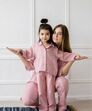 Mães, filhos, pijamas iguais 