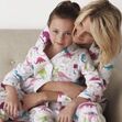 Mães, filhos, pijamas iguais 