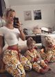Mães, filhos, pijamas iguais 