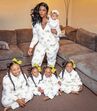 Mães, filhos, pijamas iguais 