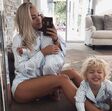 Mães, filhos, pijamas iguais 