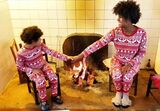 Mães, filhos, pijamas iguais 
