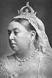 Rainha Vitória com o diamante Koh-i-Noor num alfinete