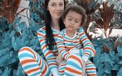 Mães, filhos, pijamas iguais 