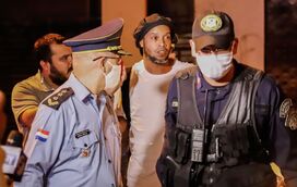 Longe da prisão! Ronaldinho aguarda fim da investigação no Paraguai em prisão domiciliária... num hotel de luxo
