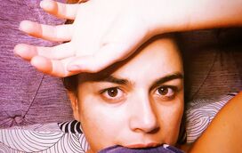 "Ovinho à mostra"! Ana Guiomar mostra demais ao tentar fazer brincadeira com "ovos" da Páscoa... 