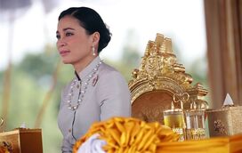 A triste rainha da Tailândia que partilha o marido com um harém