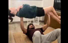Zé Condessa mostra como se safa a fazer ginástica em isolamento