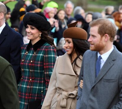 De passagem pelo Reino Unido, o príncipe Harry fica longe do pai