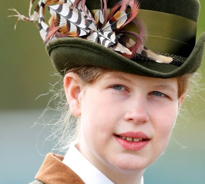 Louise Windsor. A neta preferida de Isabel II chega à maioridade e tem pela frente a decisão mais importante da sua vida