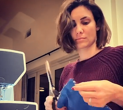Solidária! Daniela Ruah faz máscaras em casa contra o coronavírus para doar a quem mais precisa
