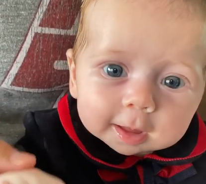 Que ternura! Enrique Iglesias mostra-se a dançar com a filha de 2 meses