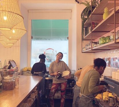 Sofia Ribeiro faz tudo para salvar negócio em crise