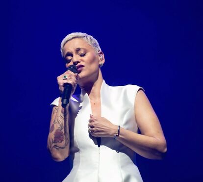 Quem aguenta? Mariza surpreende vizinhos confinados com canção emocionante