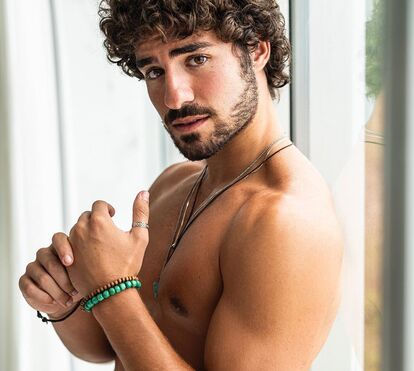 A vida corre-lhe bem! José Condessa recebe família e amigos na nova casa
