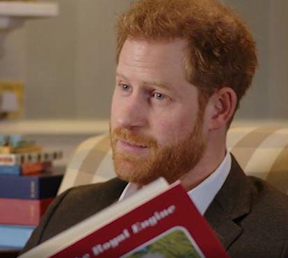Harry apresenta desenhos animados... que incluem o príncipe Carlos e a rainha Isabel II!