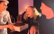 Madonna diverte-se sem máscara em festa com amigos