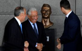 Importa-se de repetir ?! António Costa diz "Não podemos dizer às pessoas que não se podem abraçar quando há um golo"