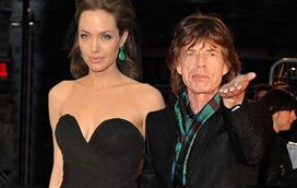 Paixão obsessiva!  Mick Jagger andou dois anos atrás de Angelina Jolie... e conseguiu