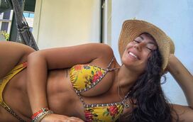 Ah, pois é! Sofia Ribeiro entusiasma-se e mostra tudo na praia