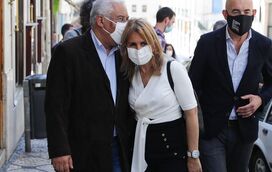 António Costa e a mulher apaixonados em passeio pelo coração de Lisboa