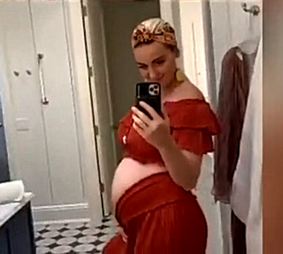 Katy Perry mostra barriga enorme de grávida em videochamada