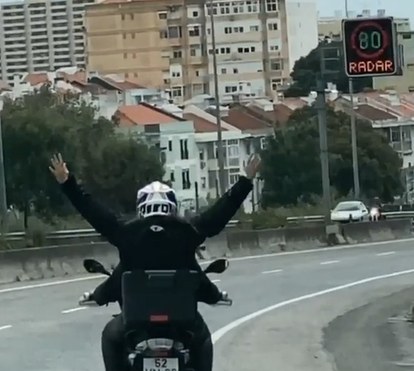 Surreal! Madonna recorda momento em que andou de mota em Lisboa