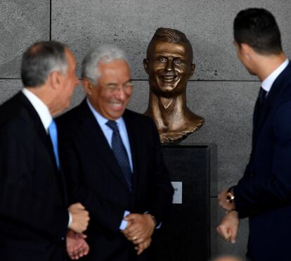 Importa-se de repetir ?! António Costa diz 'Não podemos dizer às pessoas que não se podem abraçar quando há um golo'