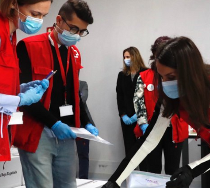 Solidária longe das polémicas! Rainha Letizia faz voluntariado na Cruz Vermelha em tempo de pandemia