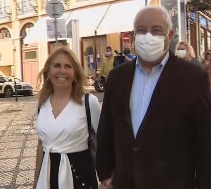 António Costa e a mulher apaixonados em passeio pelo coração de Lisboa