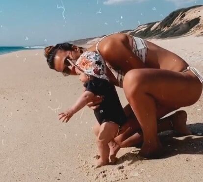 Cláudia Vieira radiante na praia com a pequena Caetana