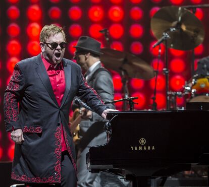 Elton John: Tem fortuna de 400 milhões mas despediu a banda por causa da Covid-19