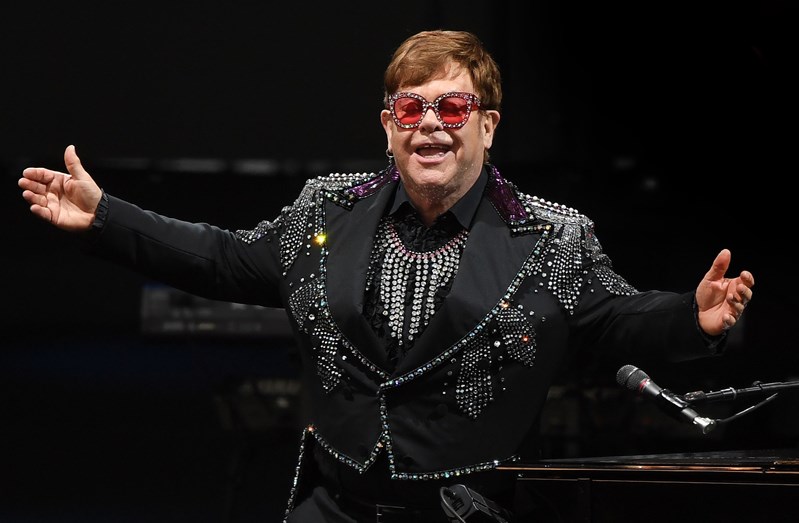 Elton John Tem fortuna de 400 milhões mas despediu a banda por causa