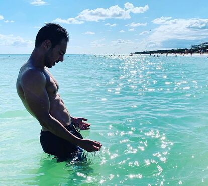 Ator Tiago Aldeia arrasado após exibir vivenda e piscina de luxo e querer privacidade: 'Nojento'