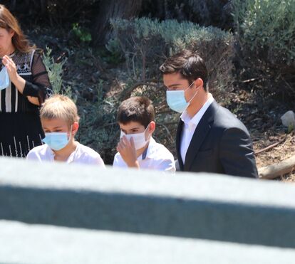 Filho mais velho de Pedro Lima protege os irmãos mais novos no velório