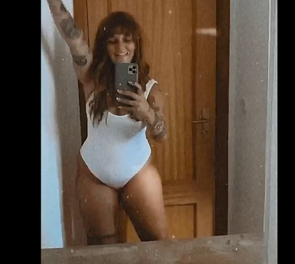 Que brasa! Carolina Deslandes desvenda peito em foto sexy... e a internet enlouquece! 
