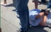 Vídeo mostra idoso que matou homem a tiro imobilizado por populares em Moscavide. Veja as imagens