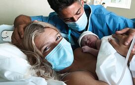 Cristiana, ex-Casa dos Segredos, e Cláudio Alegre foram surpreendidos com a chegada do filho