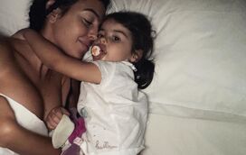 Ups! Georgina Rodríguez posa nua na cama e deixa um 'detalhe' escapar