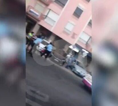 Imagens mostram agentes da PSP a disparar para o ar após serem agredidos na Amadora