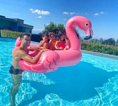 Cristiano diverte-se com os filhos na piscina depois de bater novo record