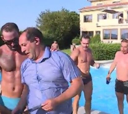 Apanhado em direto: repórter da CMTV atirado a piscina durante festa dos Super Dragões
