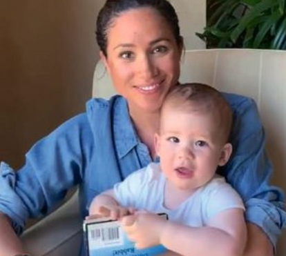 Acusados de explorar o filho! Meghan e Harry mostram a voz de Archie e são arrasados: 'Não queriam privacidade?!'