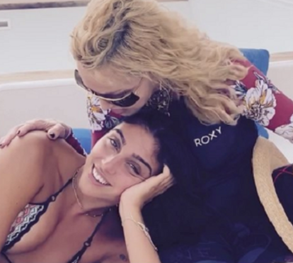 Filha de Madonna exibe corpo escultural com mini top e diverte-se com amigos nas ruas de Nova Iorque
