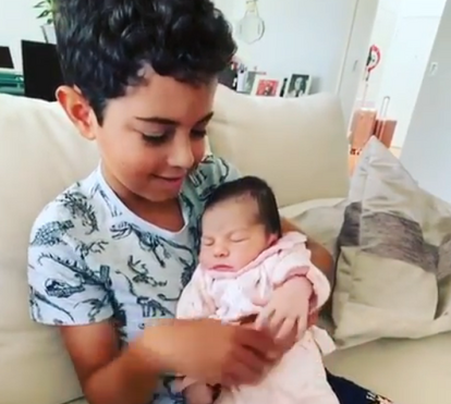 Benfiquista Jardel mostra primeiro encontro do filho com irmã bebé