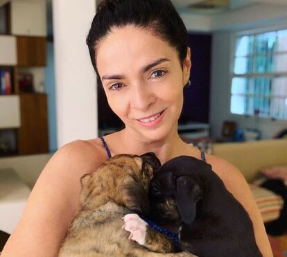 Coração de pedra! Cláudia Ohana arrasada por devolver cães que adotou há uns meses