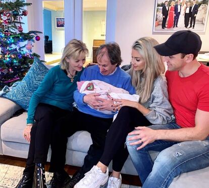 Filha do músico Chris de Burgh conseguiu engravidar de forma natural após 14 abortos espontâneos 
