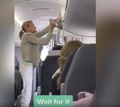 Viral: Americana é expulsa de avião por se recusar a usar máscara perante aplausos dos passageiros