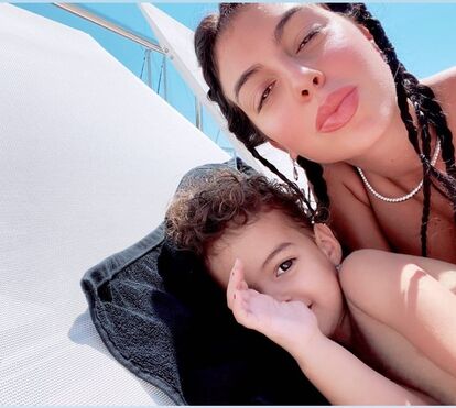 Na praia e em Portugal! Georgina Rodríguez mostra ida do clã a banhos na Comporta onde há surtos ativos de covid 19